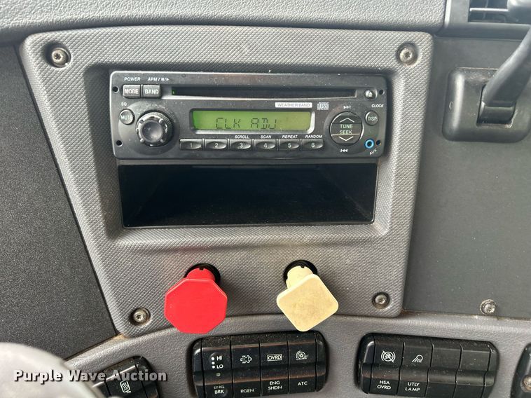 image for item DQ0896 2014 Freightliner Cascadia 113  semi truck