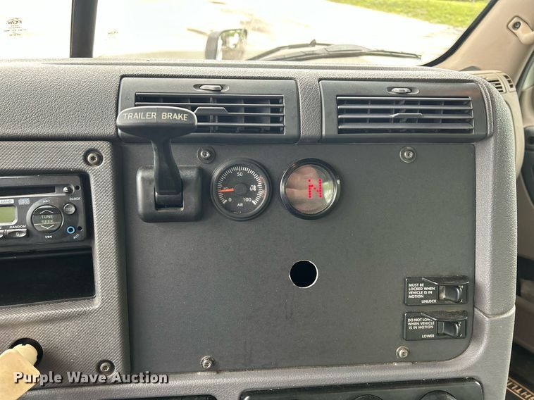 image for item DQ0896 2014 Freightliner Cascadia 113  semi truck