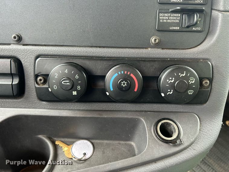 image for item DQ0896 2014 Freightliner Cascadia 113  semi truck