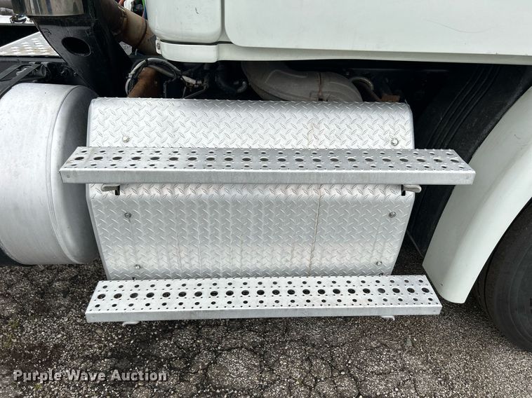 image for item DQ0896 2014 Freightliner Cascadia 113  semi truck