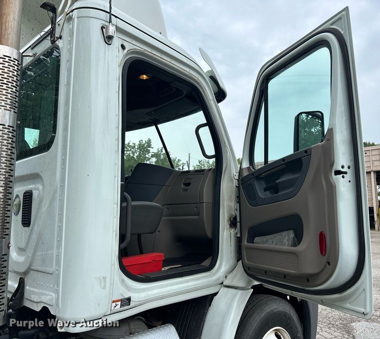 image for item DQ0896 2014 Freightliner Cascadia 113  semi truck