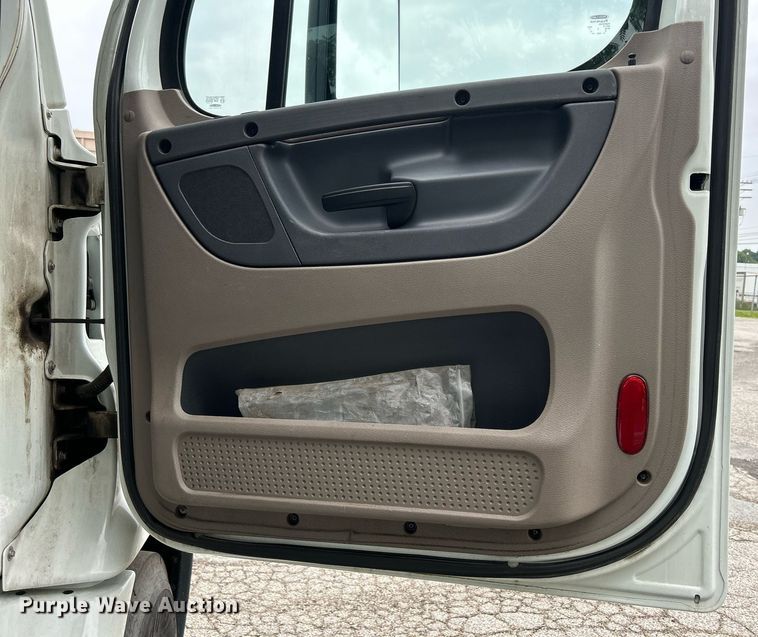 image for item DQ0896 2014 Freightliner Cascadia 113  semi truck