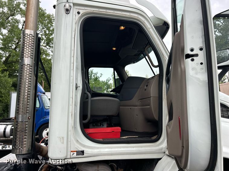 image for item DQ0896 2014 Freightliner Cascadia 113  semi truck