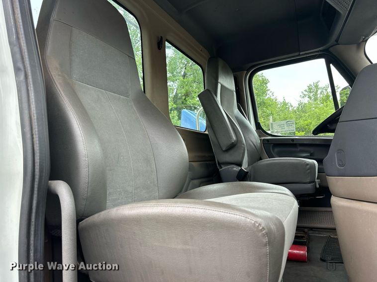 image for item DQ0896 2014 Freightliner Cascadia 113  semi truck