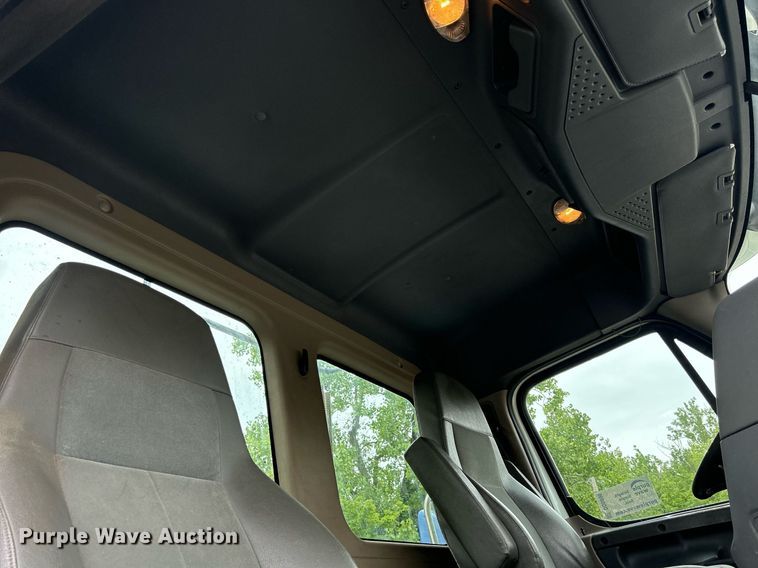 image for item DQ0896 2014 Freightliner Cascadia 113  semi truck