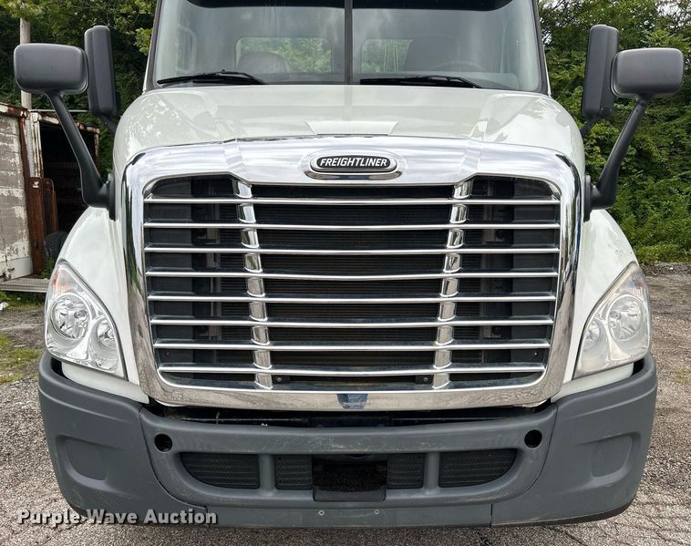 image for item DQ0896 2014 Freightliner Cascadia 113  semi truck