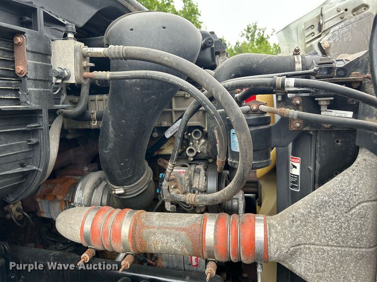 image for item DQ0896 2014 Freightliner Cascadia 113  semi truck