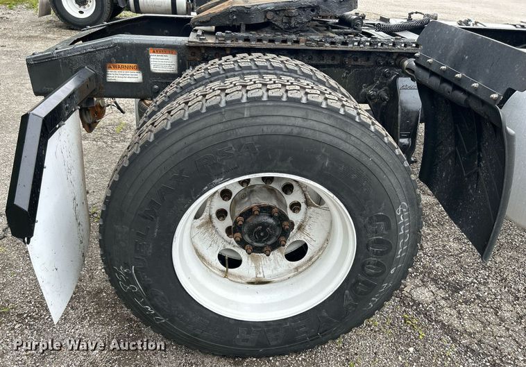 image for item DQ0896 2014 Freightliner Cascadia 113  semi truck