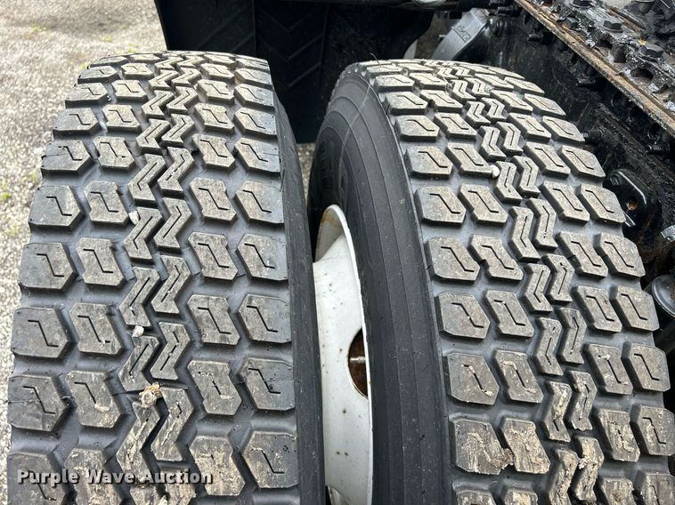 image for item DQ0896 2014 Freightliner Cascadia 113  semi truck