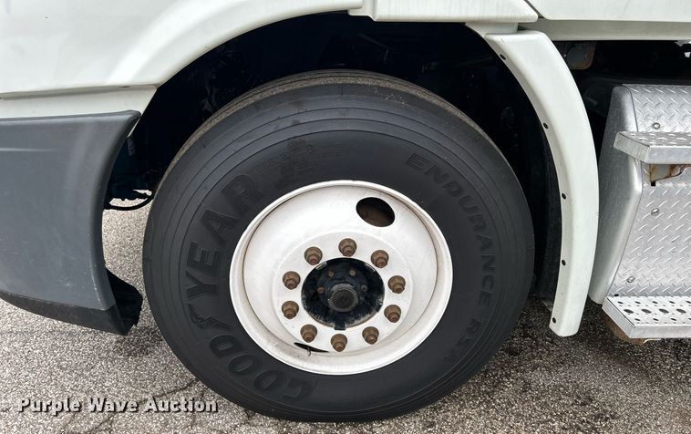 image for item DQ0896 2014 Freightliner Cascadia 113  semi truck