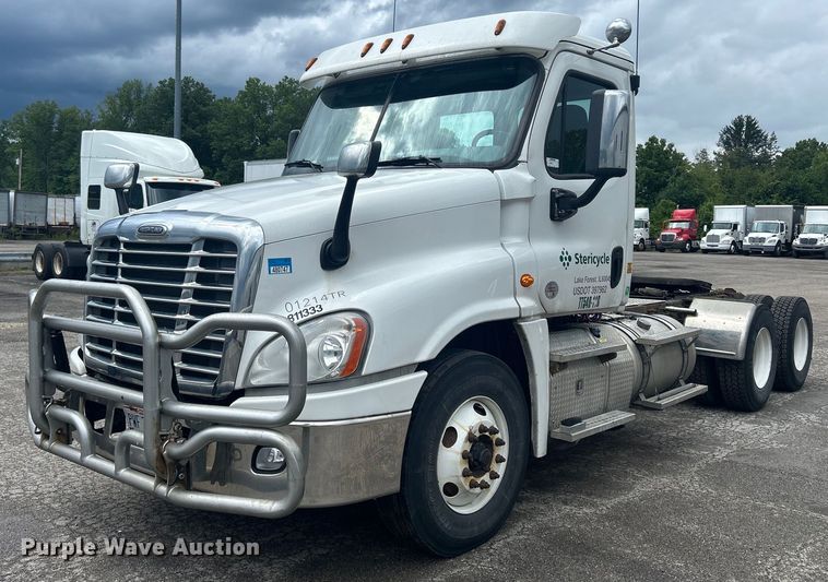 image for item DQ0902 2018 Freightliner Cascadia 125  semi truck