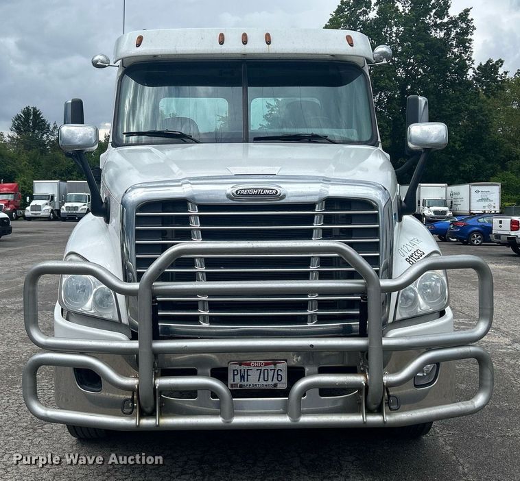 image for item DQ0902 2018 Freightliner Cascadia 125  semi truck