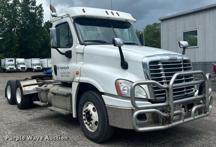 image for item DQ0902 2018 Freightliner Cascadia 125  semi truck