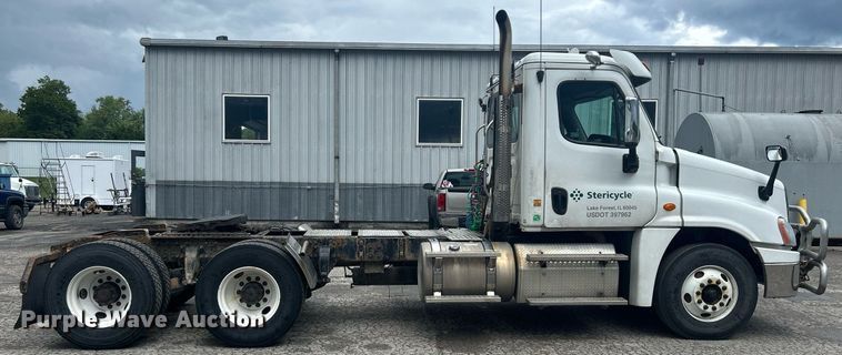image for item DQ0902 2018 Freightliner Cascadia 125  semi truck