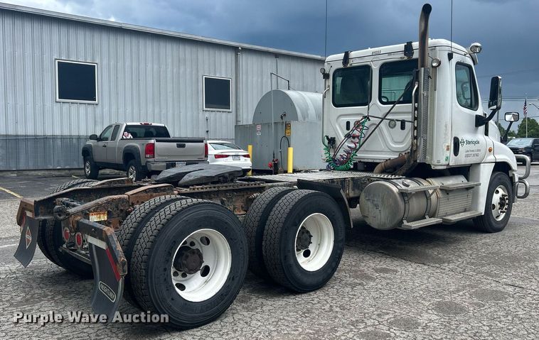 image for item DQ0902 2018 Freightliner Cascadia 125  semi truck