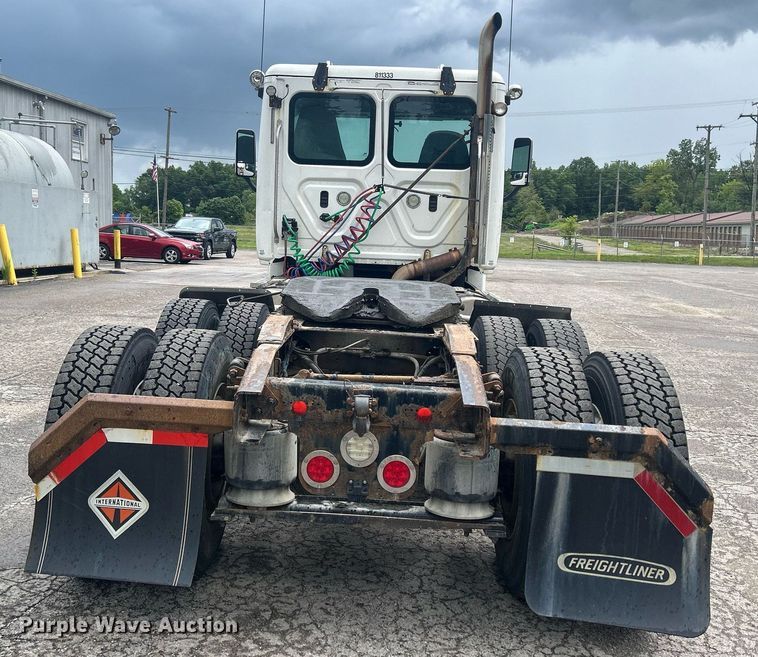 image for item DQ0902 2018 Freightliner Cascadia 125  semi truck