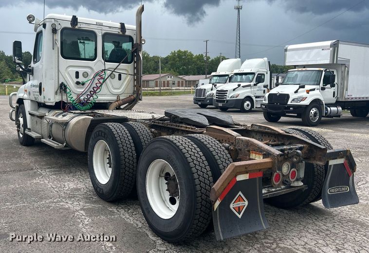 image for item DQ0902 2018 Freightliner Cascadia 125  semi truck