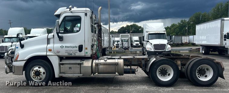 image for item DQ0902 2018 Freightliner Cascadia 125  semi truck