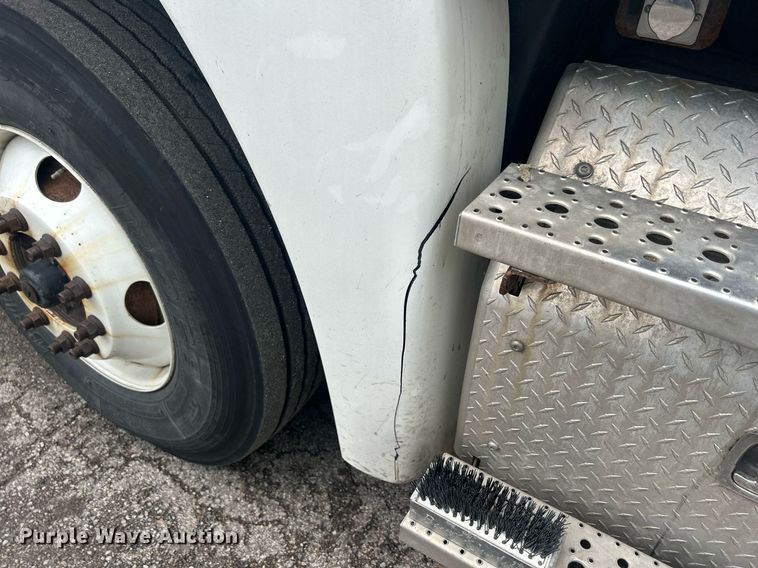 image for item DQ0902 2018 Freightliner Cascadia 125  semi truck