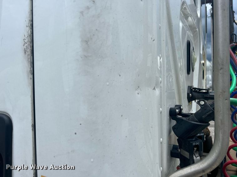 image for item DQ0902 2018 Freightliner Cascadia 125  semi truck