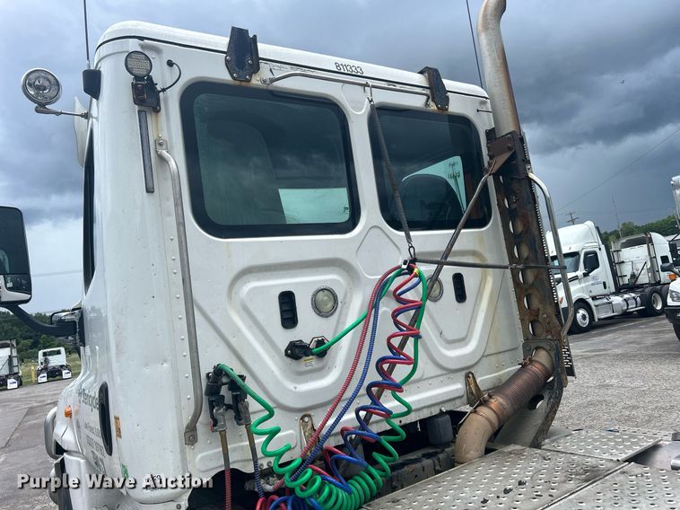 image for item DQ0902 2018 Freightliner Cascadia 125  semi truck