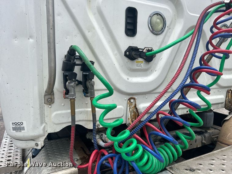 image for item DQ0902 2018 Freightliner Cascadia 125  semi truck