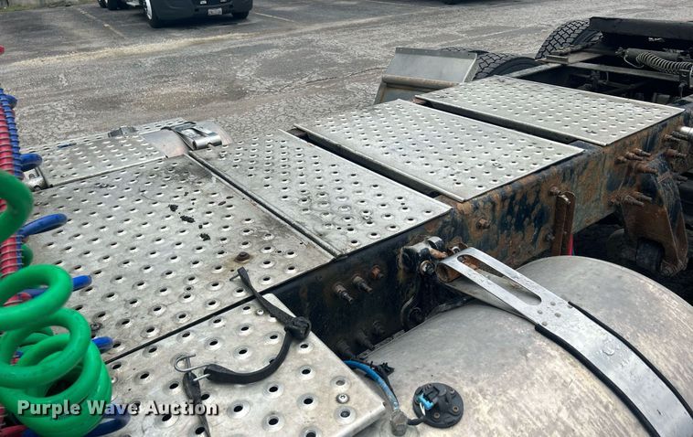 image for item DQ0902 2018 Freightliner Cascadia 125  semi truck