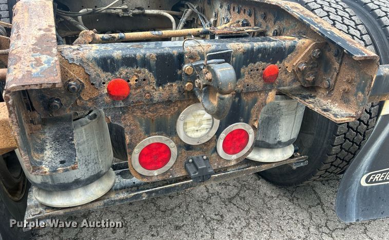 image for item DQ0902 2018 Freightliner Cascadia 125  semi truck