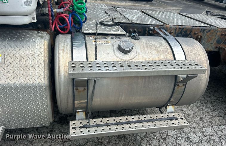 image for item DQ0902 2018 Freightliner Cascadia 125  semi truck