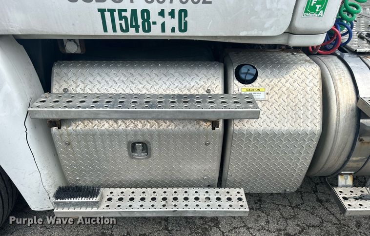 image for item DQ0902 2018 Freightliner Cascadia 125  semi truck