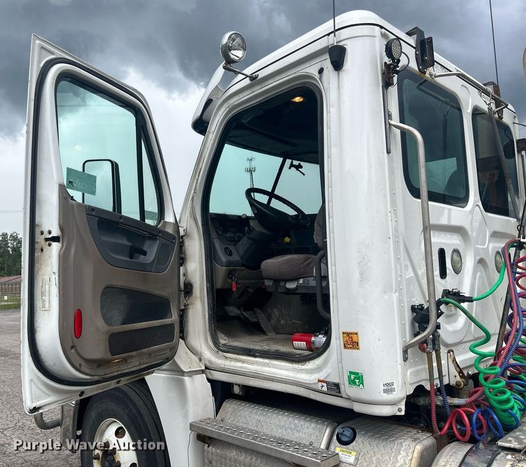 image for item DQ0902 2018 Freightliner Cascadia 125  semi truck