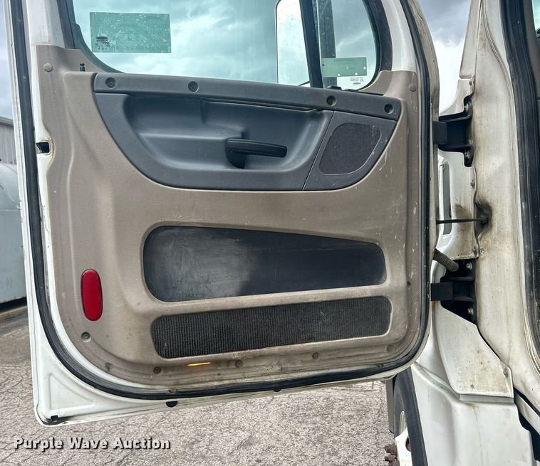 image for item DQ0902 2018 Freightliner Cascadia 125  semi truck