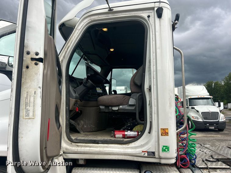 image for item DQ0902 2018 Freightliner Cascadia 125  semi truck