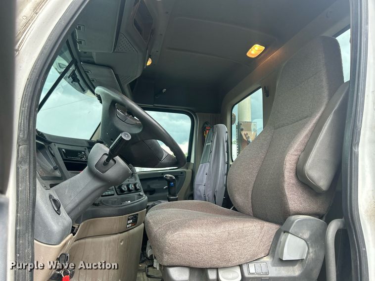 image for item DQ0902 2018 Freightliner Cascadia 125  semi truck