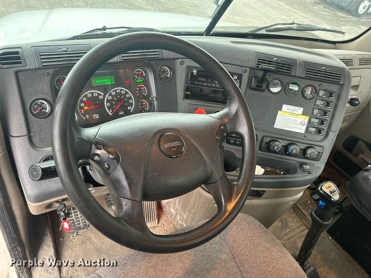 image for item DQ0902 2018 Freightliner Cascadia 125  semi truck