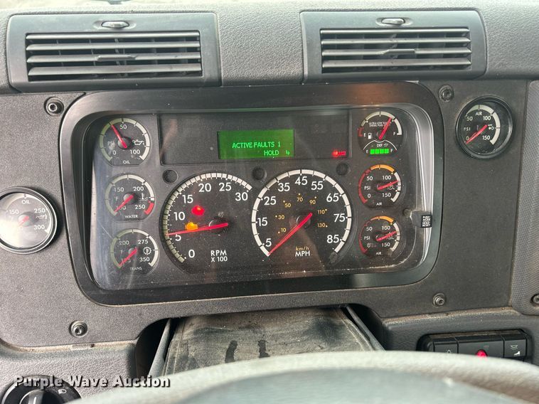 image for item DQ0902 2018 Freightliner Cascadia 125  semi truck