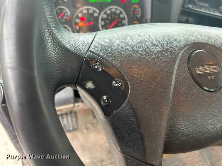 image for item DQ0902 2018 Freightliner Cascadia 125  semi truck