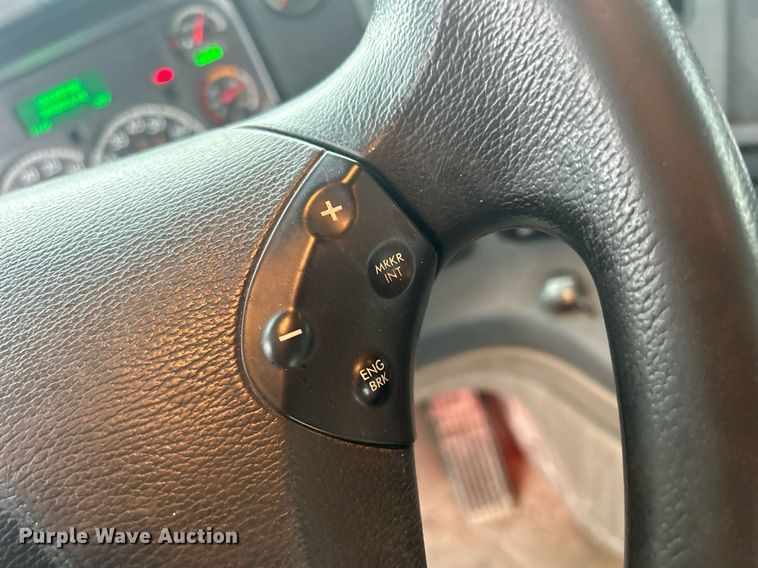 image for item DQ0902 2018 Freightliner Cascadia 125  semi truck