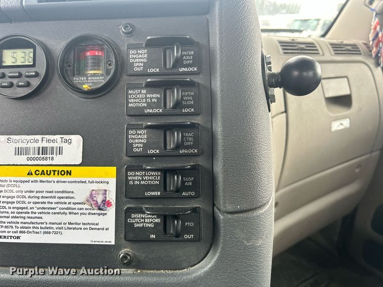 image for item DQ0902 2018 Freightliner Cascadia 125  semi truck