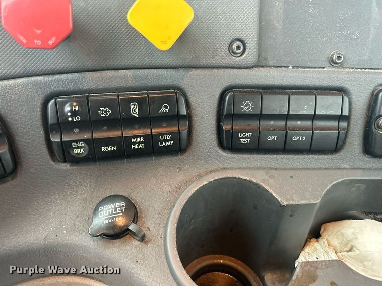 image for item DQ0902 2018 Freightliner Cascadia 125  semi truck