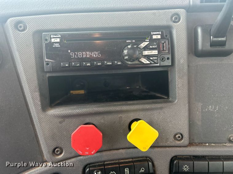 image for item DQ0902 2018 Freightliner Cascadia 125  semi truck