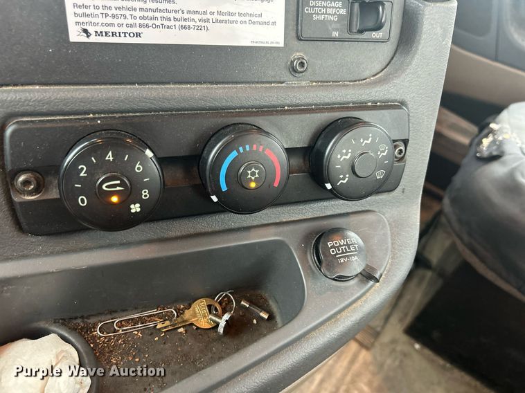 image for item DQ0902 2018 Freightliner Cascadia 125  semi truck