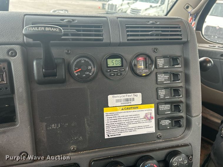 image for item DQ0902 2018 Freightliner Cascadia 125  semi truck