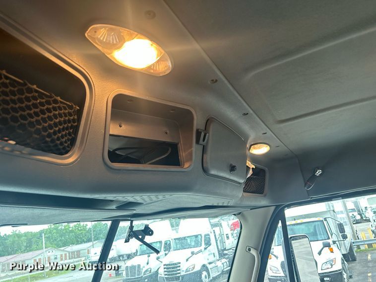 image for item DQ0902 2018 Freightliner Cascadia 125  semi truck