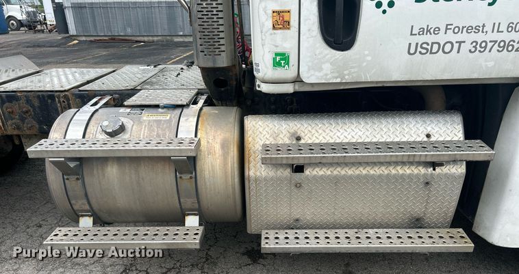 image for item DQ0902 2018 Freightliner Cascadia 125  semi truck