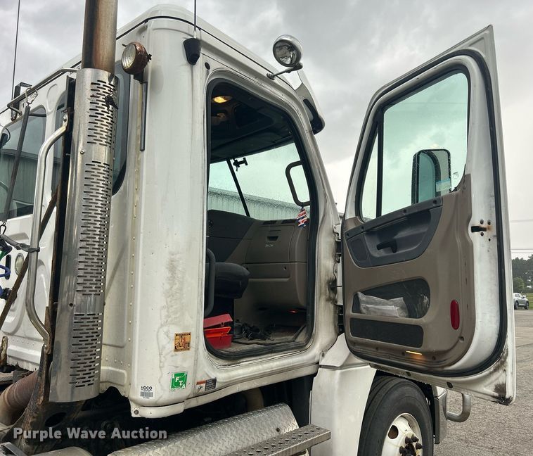 image for item DQ0902 2018 Freightliner Cascadia 125  semi truck