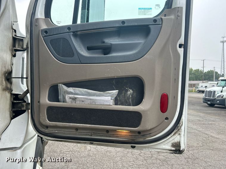 image for item DQ0902 2018 Freightliner Cascadia 125  semi truck