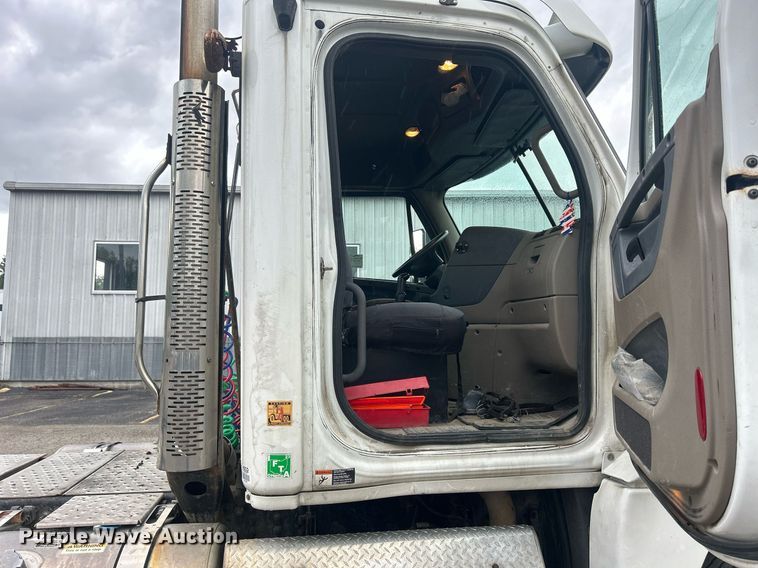 image for item DQ0902 2018 Freightliner Cascadia 125  semi truck