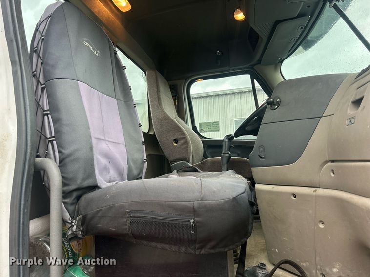 image for item DQ0902 2018 Freightliner Cascadia 125  semi truck