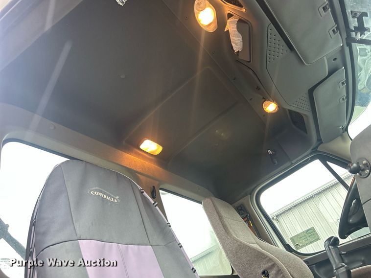 image for item DQ0902 2018 Freightliner Cascadia 125  semi truck